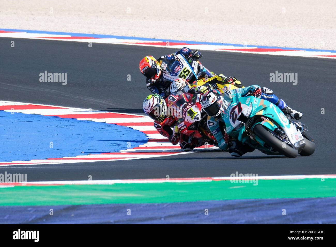 Misano Adriatico, Italien. Juni 2024. (27) Adam Norrodim aus Malaysia von Petronas MIE Racing Honda, fährt Honda CBR1000-RR, gefolgt von (1) Alvaro Bautista aus Spanien von Aruba.it Ducati Team, fährt Ducati Panigale V4R in Aktion während der FIM Motul Superbike World Championship - Free Training Session der Emilia Romagna Round auf dem Marco Simoncelli World Circuit in Misano Adriatico am 15. Juni 2024 in Misano Adriatico, Rimini, Italien. Quelle: Unabhängige Fotoagentur/Alamy Live News Stockfoto