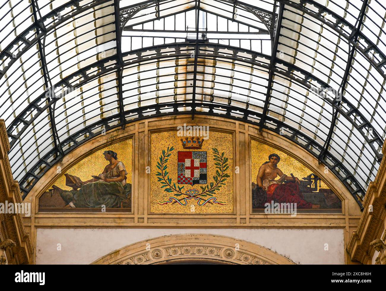 Zwischen dem Mailänder Wappen befindet sich ein Mosaik von Wissenschaft und Industrie und ziert die Galleria Vittorio Emanuele II in Mailand, Lombardei, Italien. Stockfoto