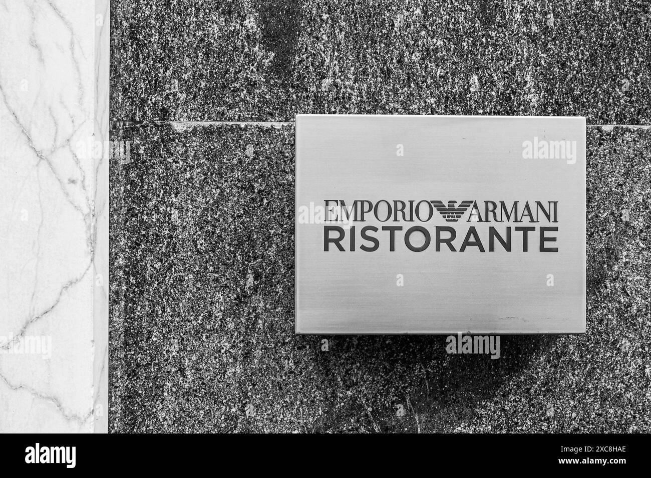 Schwarzweißfoto. Schild des Restaurants Emporio Armani im Stadtzentrum von Mailand, Lombardei, Italien Stockfoto