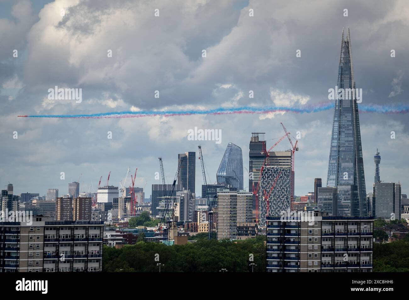 London, Großbritannien. Juni 2024. Das RAF Red Arrows-Team überquert die Stadt im Rahmen der Trooping the Colour-Zeremonien, die den 75-jährigen Geburtstag des souveränen Königs Karl III. Feiern. Guy Corbishley/Alamy Live News Stockfoto