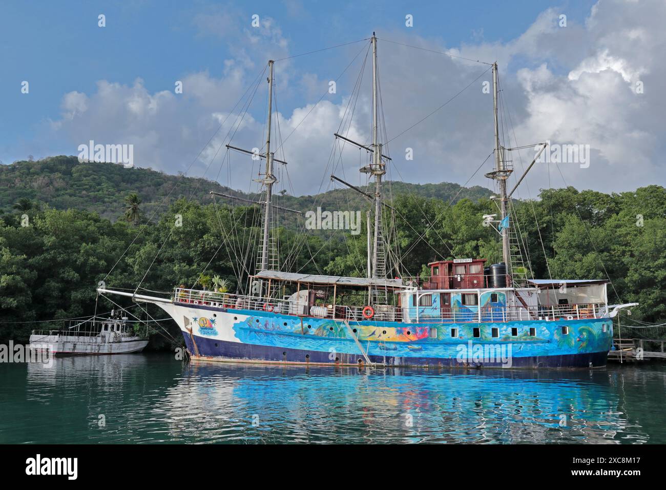 Hellblaues Segelboot, Marigot Bay, St. Lucia Stockfoto