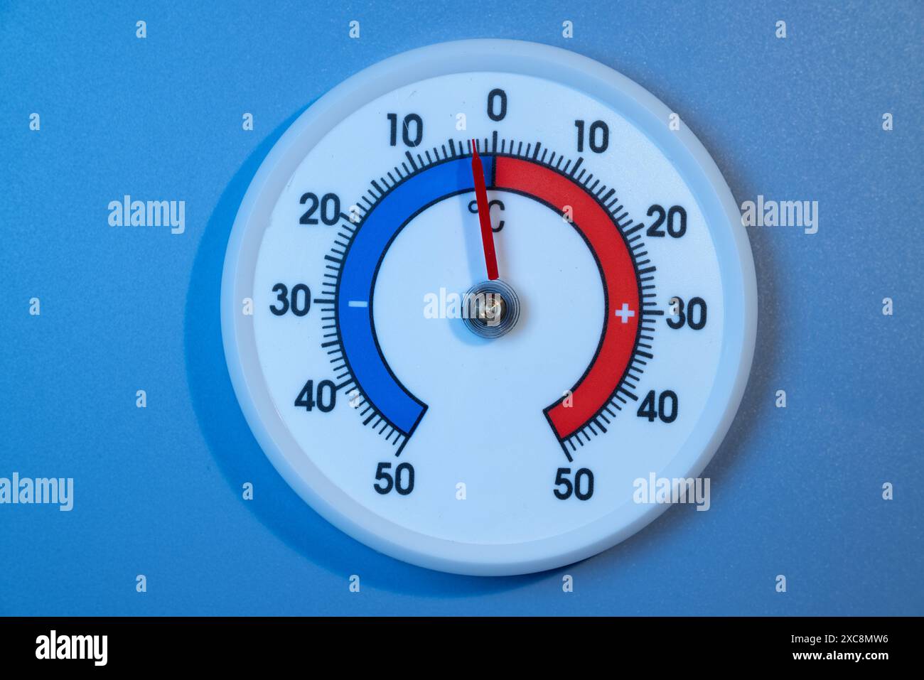Thermometer knapp unter Null Grad Celsius Stockfoto