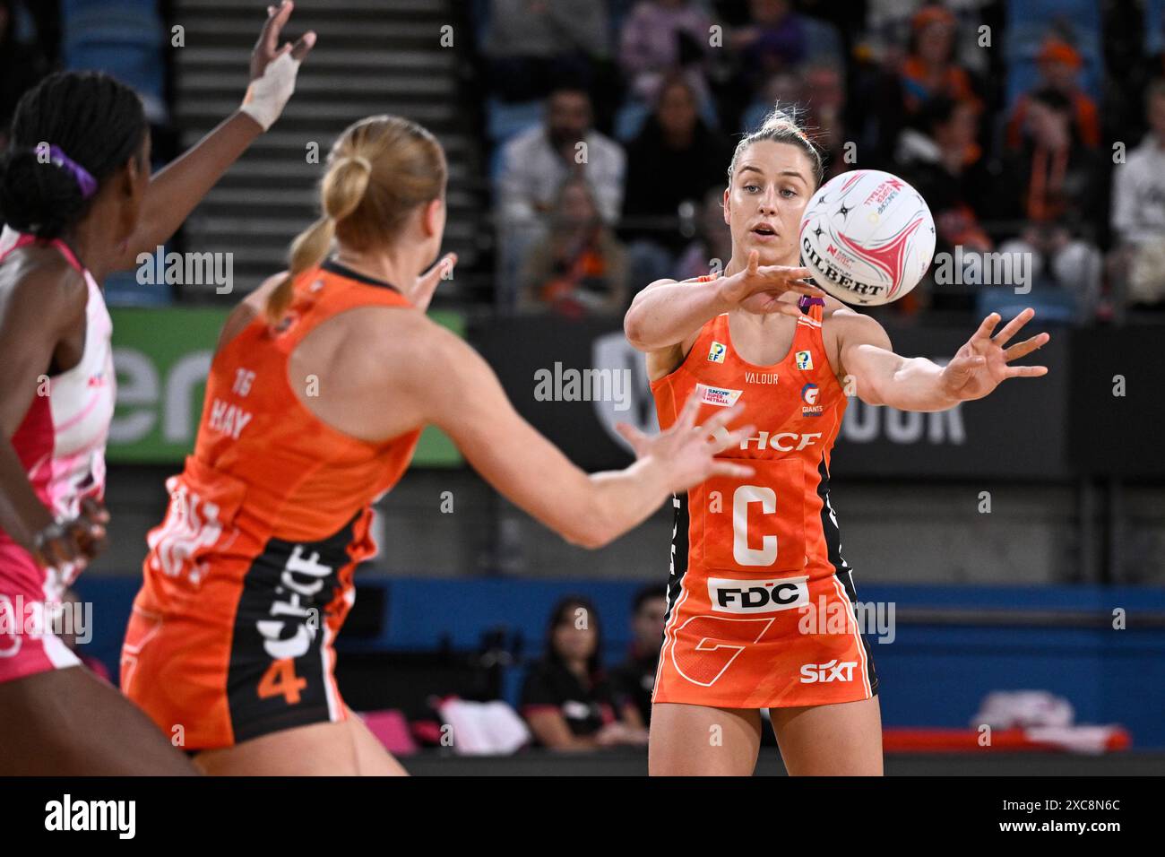 15. Juni 2024; Ken Rosewall Arena, Sydney, NSW, Australien: Suncorp Super Netball, Giants versus Adelaide Thunderbirds; Jamie-Lee Price of the Giants gibt den Ball weiter Stockfoto