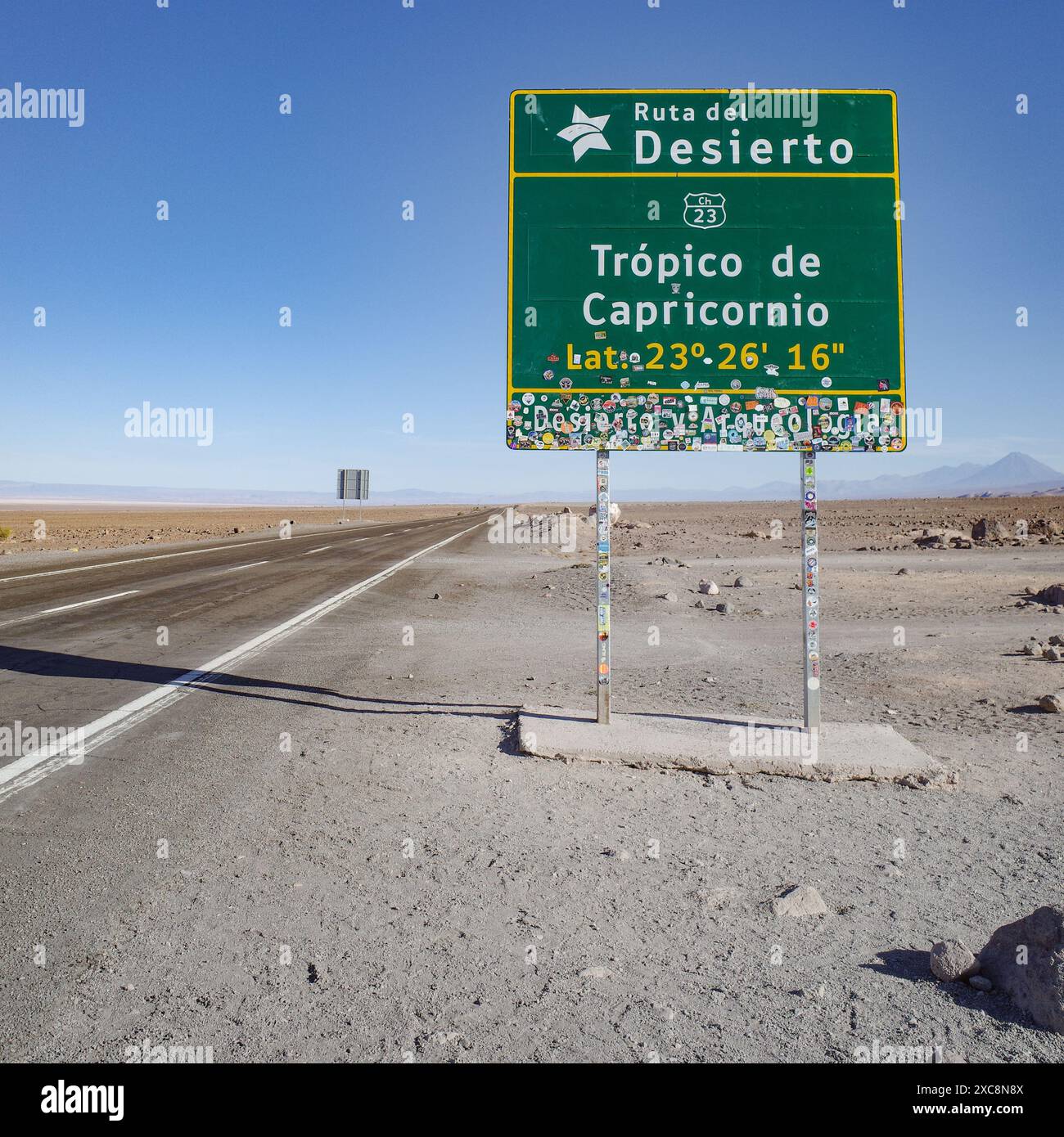 San Pedro de Atacama, Chile - 30. November 2023: Tropic of Capricorn Schild entlang einer Autobahn in der Atacama-Wüste Stockfoto