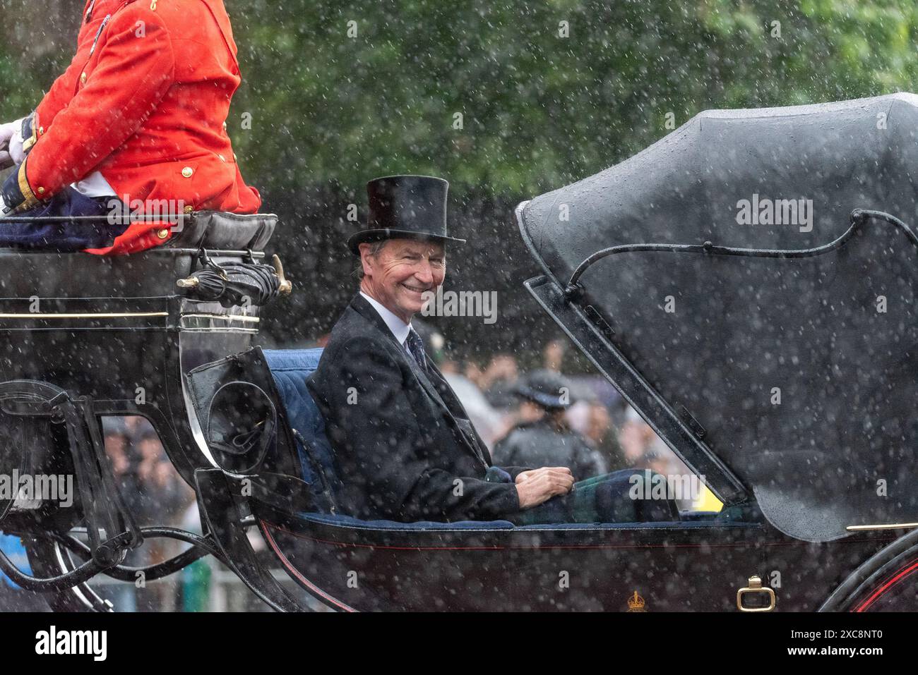 The Mall, Westminster, London, Großbritannien. Juni 2024. Die königliche Familie, massenhafte Bands und Truppen sind von der Horse Guards Parade zur Truppe der Farbe zurückgekehrt, auch bekannt als die Geburtstagsparade des Königs. Timothy Laurence wird in einem offenen Wagen bei starkem Regen nass Stockfoto