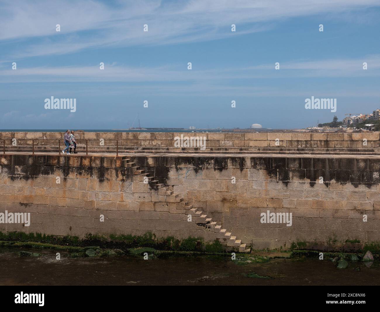 Schritte ins Wasser vom Felgueiras Quay, der zum Felgueiras Leuchtturm in Foz do Douro in der Nähe von Porto, Portugal.27.05.2024 Stockfoto