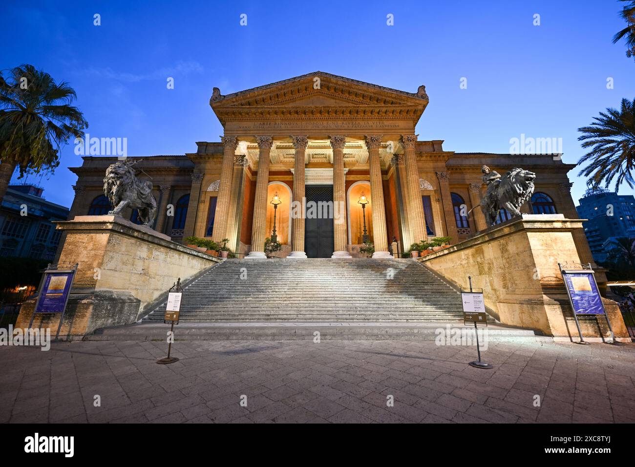 Das Teatro Massimo Vittorio Emanuele, besser bekannt als Teatro Massimo, von Palermo ist das größte Operntheater Gebäude in Italien, und einer der großen Stockfoto