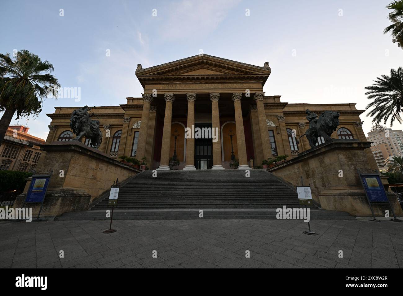 Das Teatro Massimo Vittorio Emanuele, besser bekannt als Teatro Massimo, von Palermo ist das größte Operntheater Gebäude in Italien, und einer der großen Stockfoto