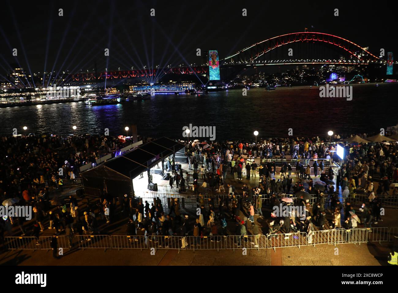 Sydney, Australien. Juni 2024. Vivid Sydney 2024 findet vom 24. Mai bis 15. Juni 2024 statt. Am letzten Tag wurde die beliebte Drohnenshow etwa 20 Minuten vor Beginn abgesagt, nachdem sich große Menschenmassen um Circular und das Opernhaus versammelt hatten, die darauf warteten, sie zu sehen. Richard Milnes/Alamy Live News Stockfoto