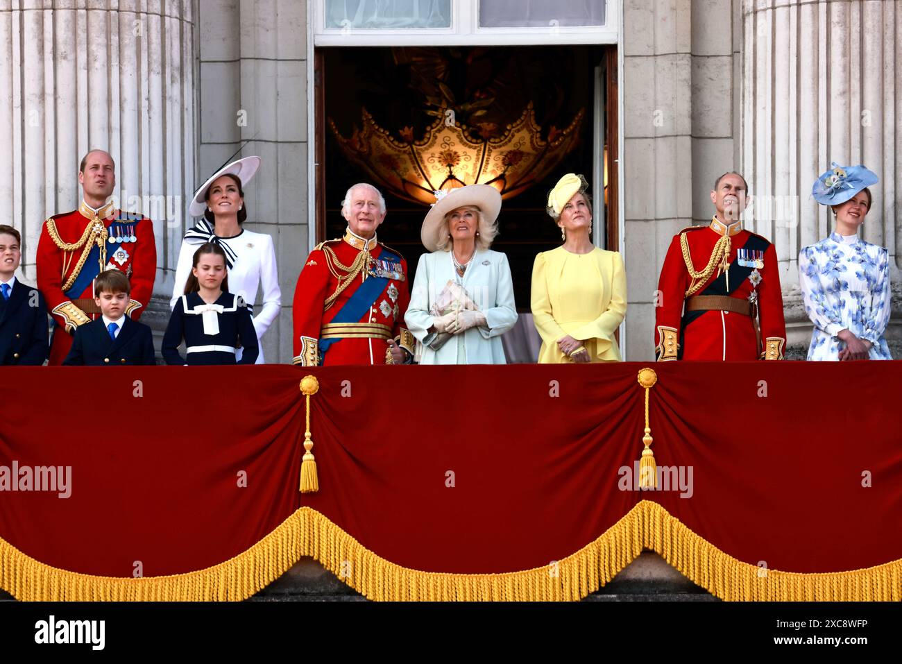 London Großbritannien 15. Juni 2024 Royal Family blickt staunend auf den Royal Air Force Flypast vom Buckingham Palace Balcony für Trooping the Colour on King's Birthday Credit: Anfisa Polyushkevych/Alamy Live News Stockfoto