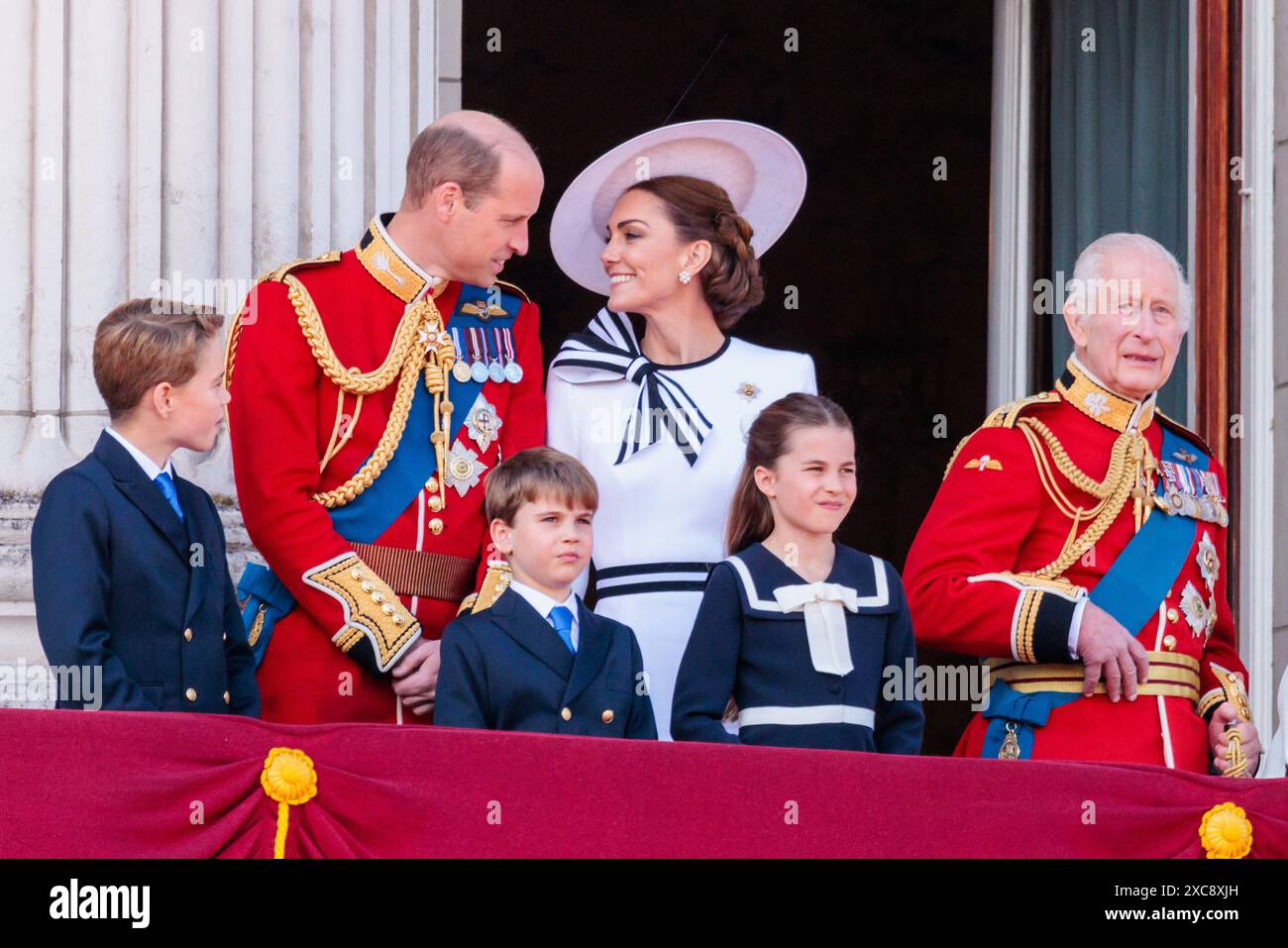 Trooping the Colour, The Kings’s Birthday Parade, London, Großbritannien. Juni 2024. Ihre Königlichen Hoheiten, der Prinz und Prinzessin von Wales, Prinzen George und Louis, und Prinzessin Charlotte, die auf dem Balkon des Buckingham Palace mit seiner Majestät König Karl III. Erscheinen, um den Flug zu beobachten, um dieses Jahr Trooping the Colour zu beenden. Quelle: Amanda Rose/Alamy Live News Stockfoto