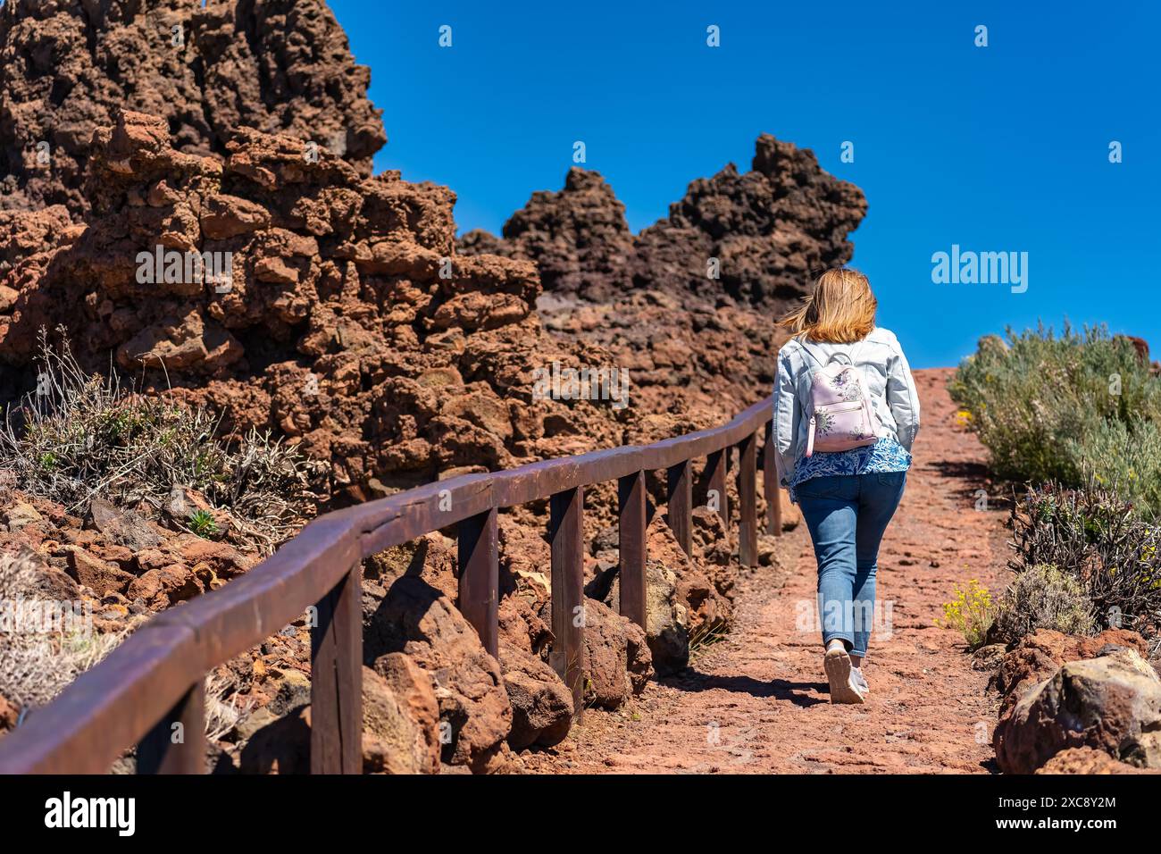 Weibliche Wanderer, die einen steilen Pfad zwischen vulkanischen Felsen, Kanarischen Inseln, La Palma besteigen. Stockfoto