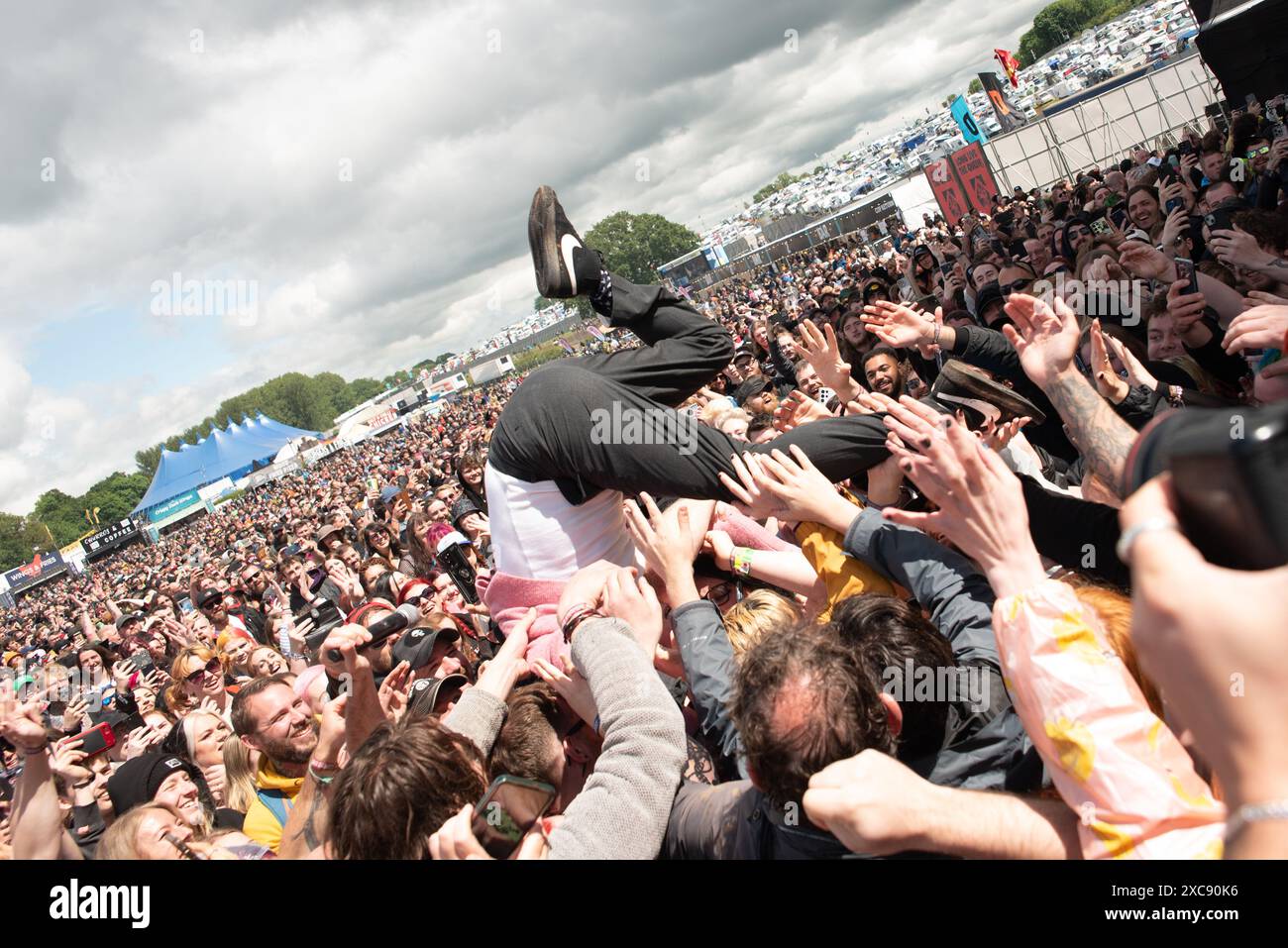 Donington, Großbritannien. Juni 2024. Frank Carter erschüttert die Menge auf der Main Stage, während der Regen beim Download Festival nachlässt. Cristina Massei/Alamy Live News Stockfoto