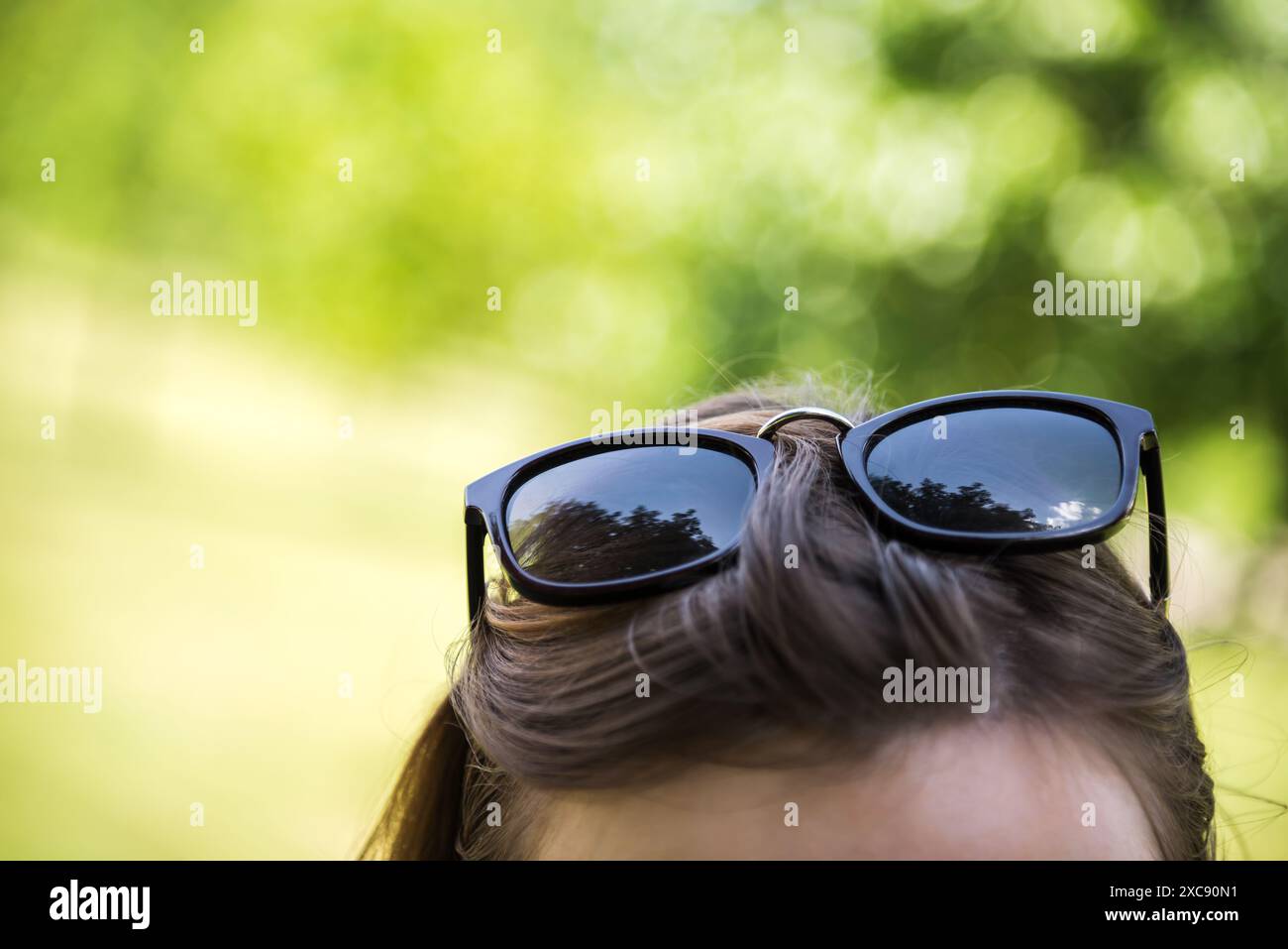 Eine Brünette Frau Trägt Eine Schwarze Sonnenbrille Auf Dem Kopf Stockfoto