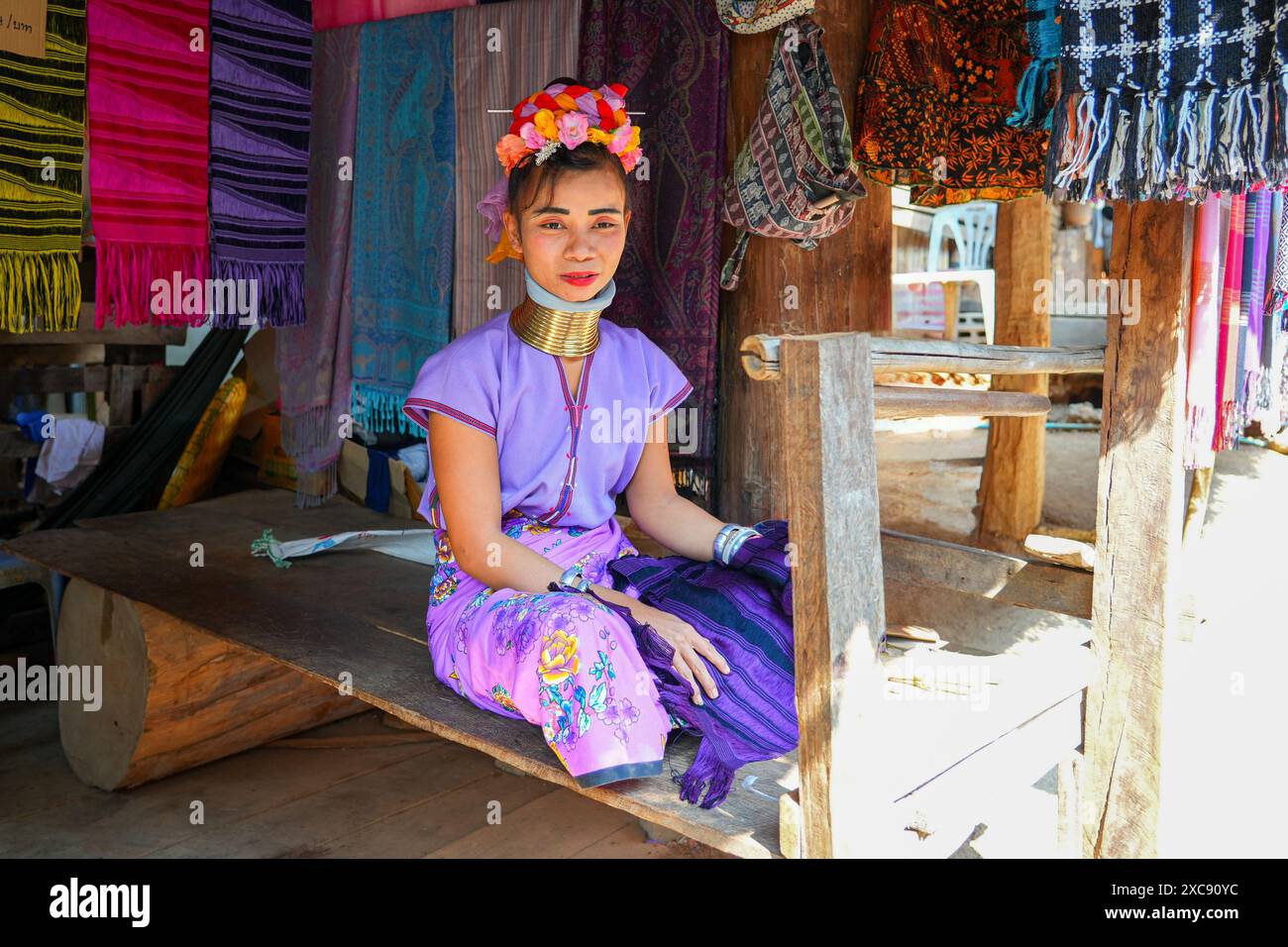 Kayan langhalsige Frau mit Messingringen im ethnischen Dorf Huay Pu Keng in der Provinz Mae Hong Son im Nordwesten Thailands, in der Nähe Stockfoto