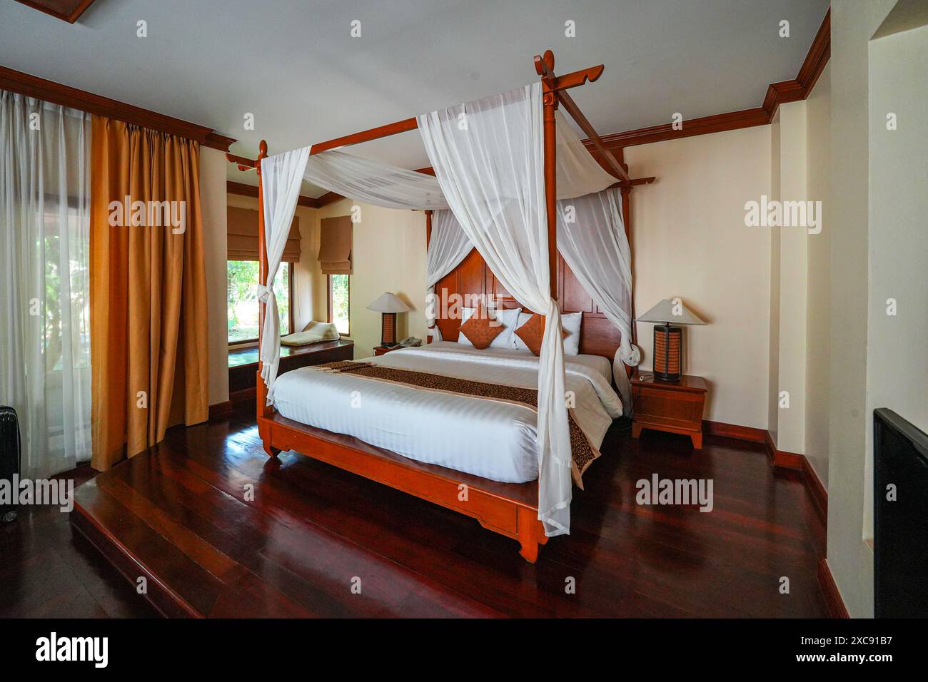 Schlafzimmer eines privaten Bungalows mit Himmelbett in einem Luxusresort am Railay West Beach auf der Railay Peninsula in der Provinz Krabi, Thailan Stockfoto