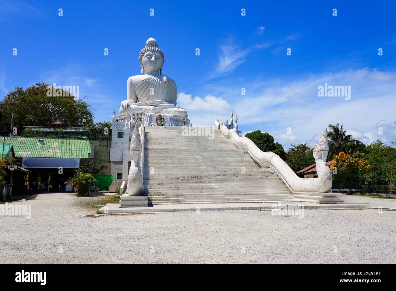 Von Naga-Drachen geschützte Treppen zum Großen Buddha von Phuket aka Ming Mongkol Buddha, einer sitzenden Maravijaya Buddha-Statue, die weiß bedeckt ist Stockfoto