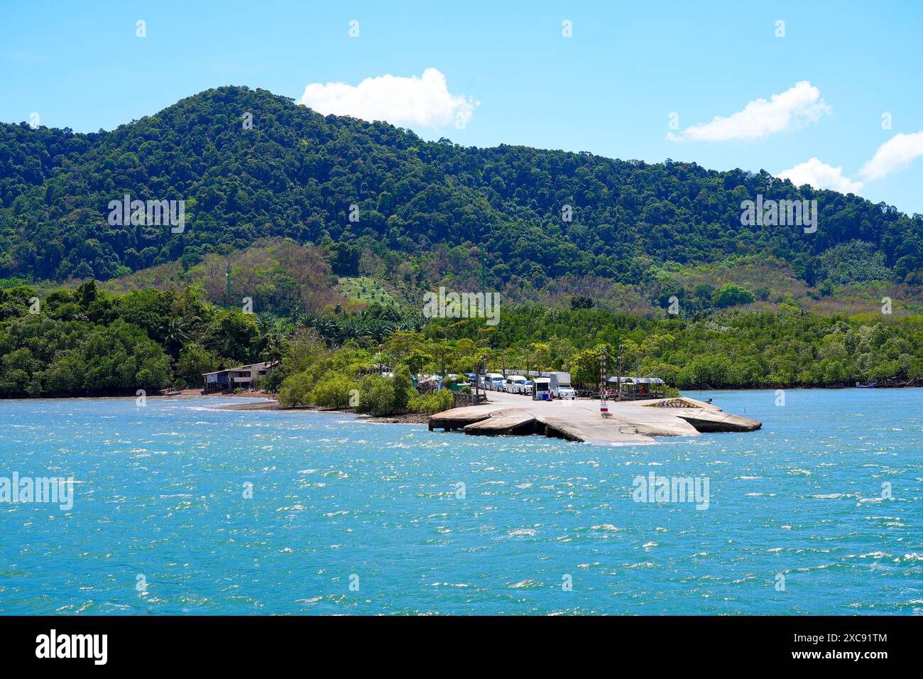 Khlong Mak Pier auf der Insel Koh Lanta Yai, wo Fahrzeuge an Bord der Fähre zum thailändischen Festland in der Provinz Krabi in Thailand gehen Stockfoto