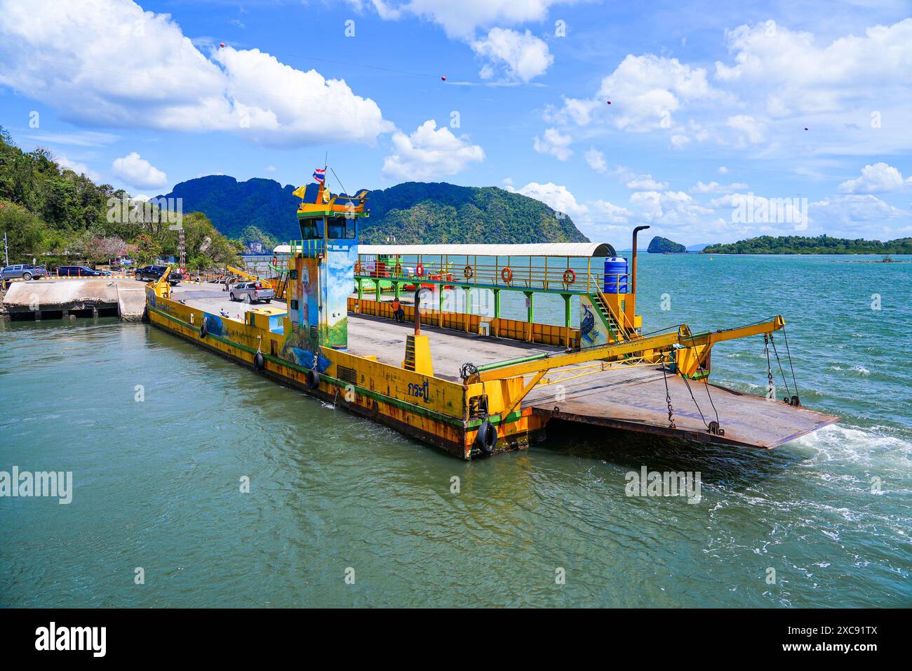 Die Fähre legte am Hua hin Pier auf Ko Lanta Noi an, bevor sie zur Insel Ko Lanta Yai in der Andamanensee, Provinz Krabi, Thailand, überquerte Stockfoto