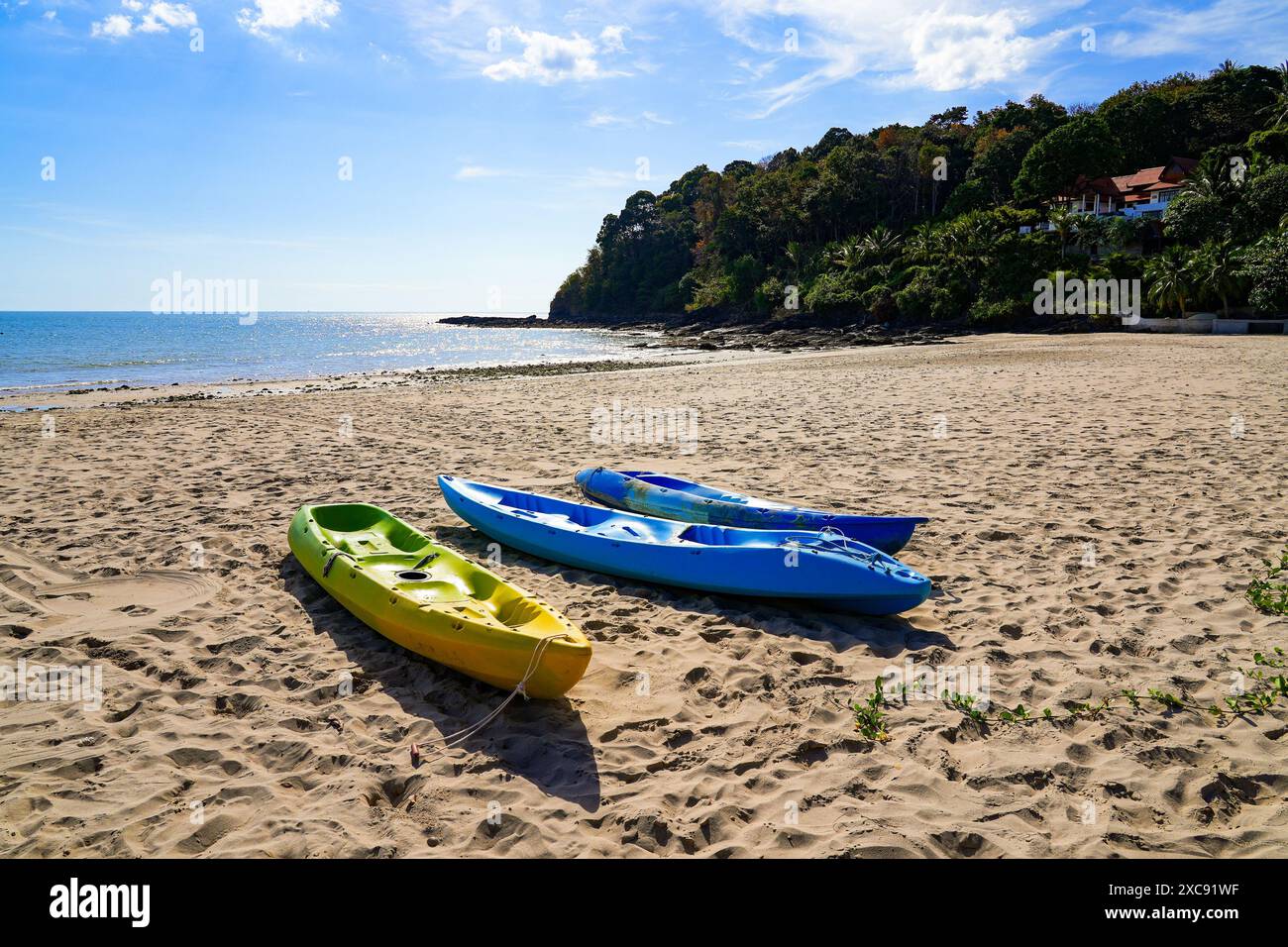 Gestrandete Plastikkajaks am Khlong Chak Beach auf der Insel Koh Lanta Yai in der Provinz Krabi, Thailand Stockfoto