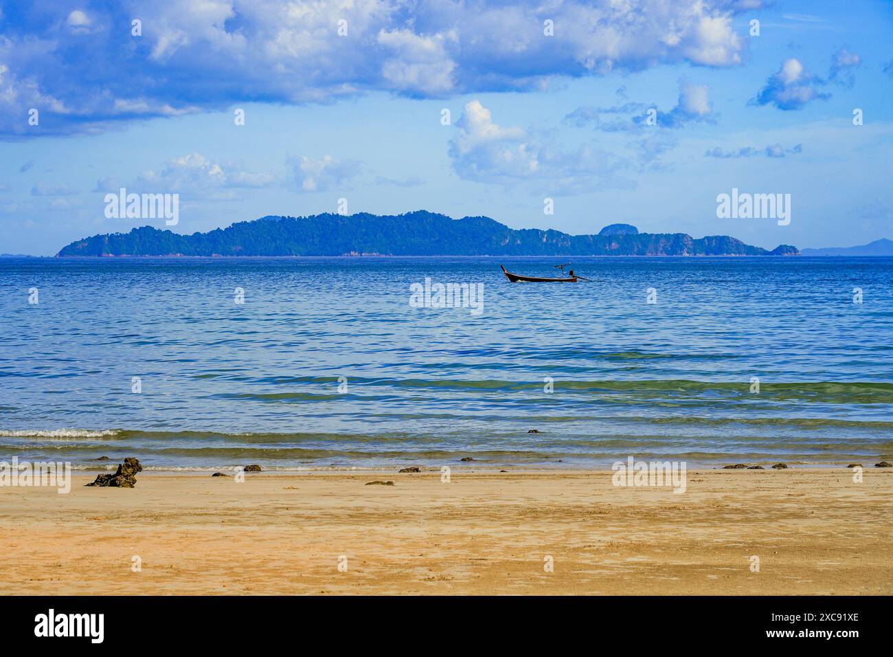 Die Insel Ko Ngai von einem Strand im Mu Ko Lanta Nationalpark an der südlichsten Spitze der Insel Koh Lanta Yai in der Andamanensee, Provinz Krabi, Stockfoto