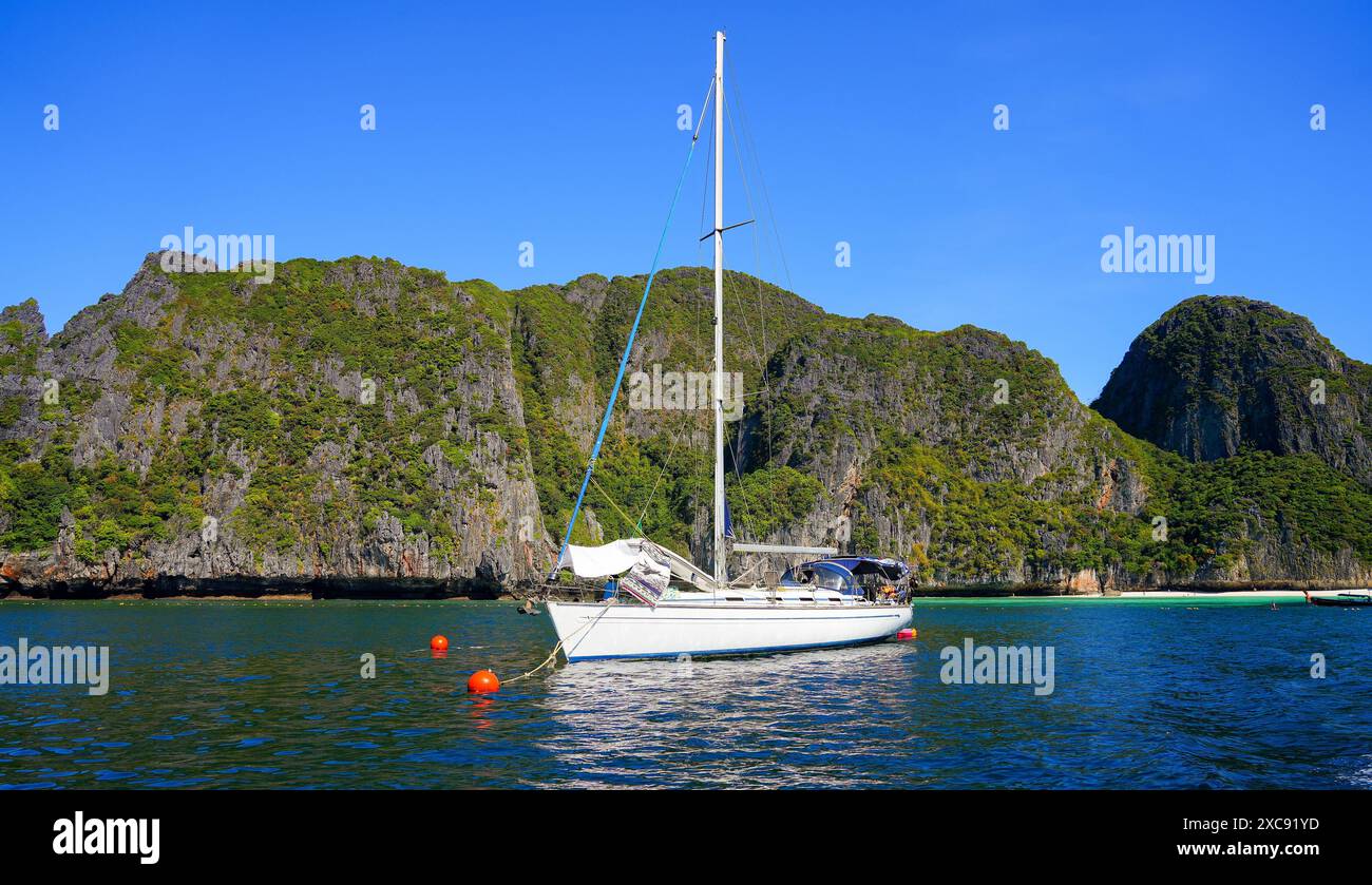 Segelboot in den flachen Gewässern der Maya Bay auf Koh Phi Phi Ley Insel in der Andamanensee, Krabi Provinz, Thailand Stockfoto