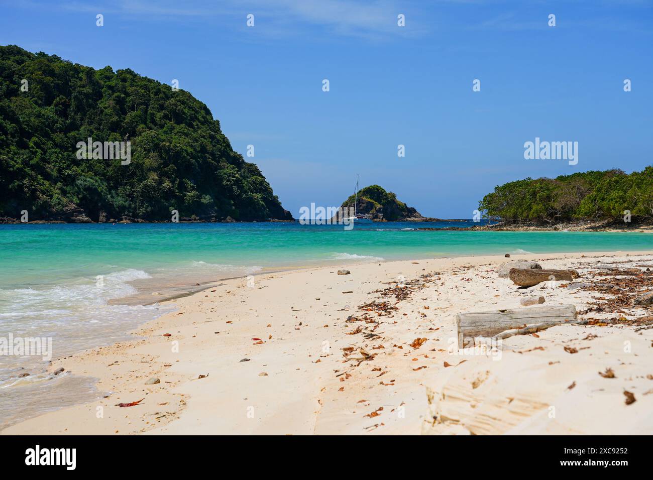 Wunderschöner Strand mit türkisfarbenem, transparentem Wasser auf der Insel Koh Rok (Ko Rok Yai) im Mu Ko Lanta Nationalpark in der Andamanensee, Krabi Provinz, Thai Stockfoto