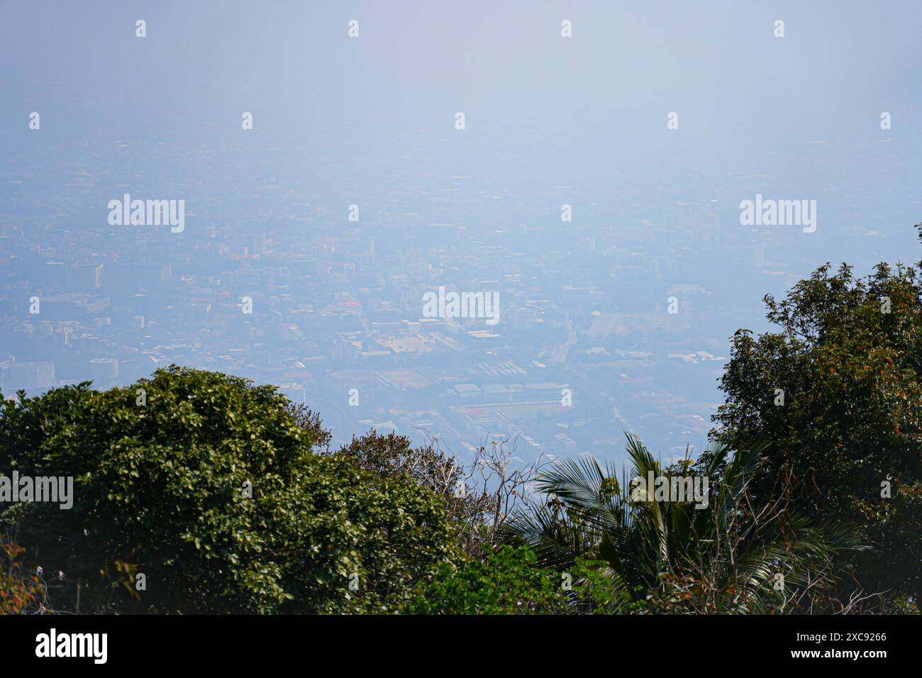 Luftverschmutzung über der Stadt Chiang Mai im Norden Thailands in Südostasien - kaum sichtbare Skyline, versteckt im weißen Smog durch hohe PM 2,5 l Stockfoto
