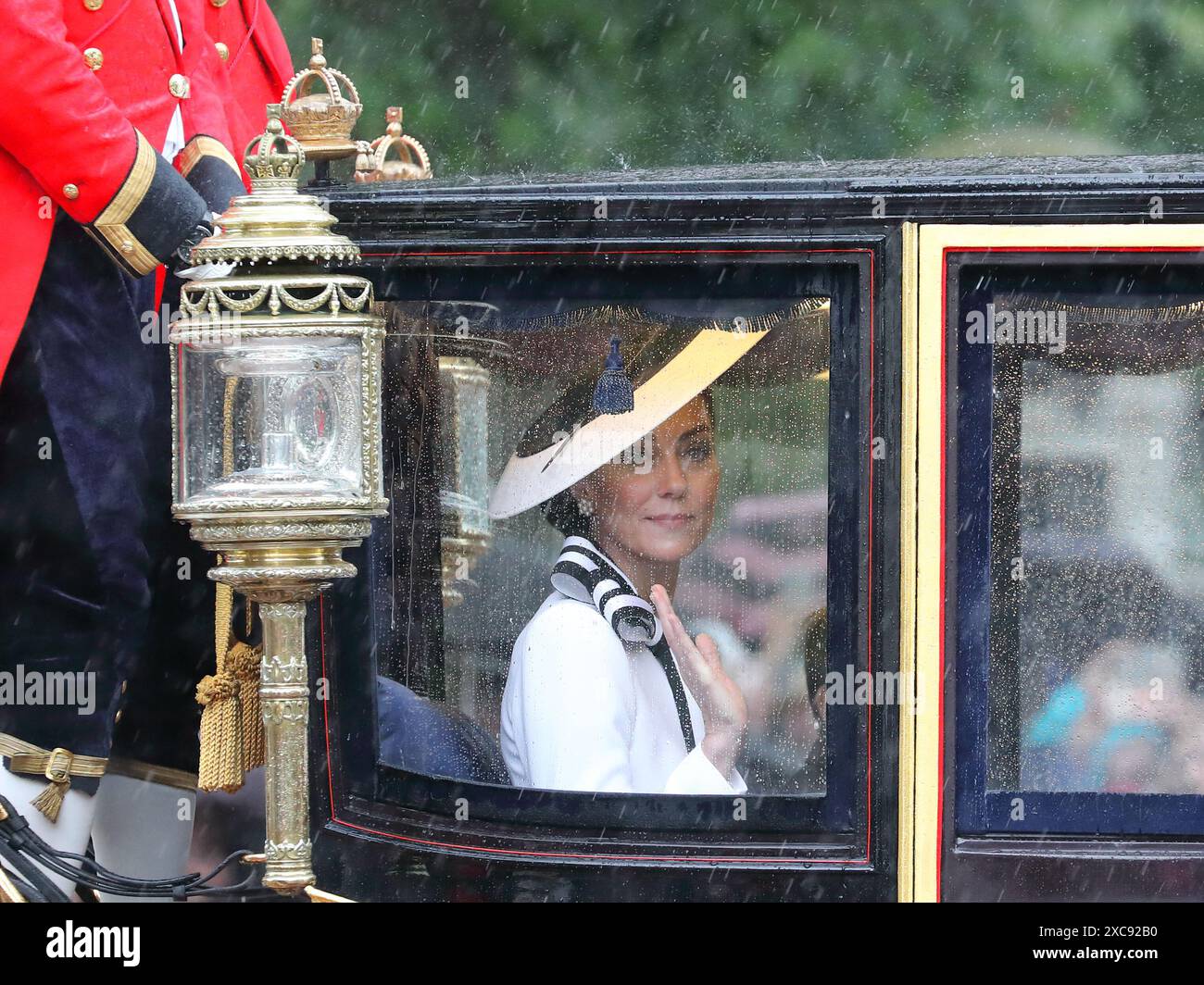 London, Großbritannien, 15. Juni 2024. Truppe der Farbe. Im Juni findet jedes Jahr Trooping the Colour, auch bekannt als „The King's Birthday Parade“, auf der Horse Guards Parade in London statt. Mit seiner Majestät dem König, der den Salut nimmt, ist die Trooping the Colour der Höhepunkt des Zeremonialkalenders mit über 1400 Offizieren und Männern, 200 Pferden und den massenhaften Bands der Haushaltsabteilung auf der Parade. Catherine, Prinzessin von Wales, kehrt nach den Feierlichkeiten zum Buckingham Palace zurück. Quelle: Uwe Deffner / Alamy Live News Stockfoto