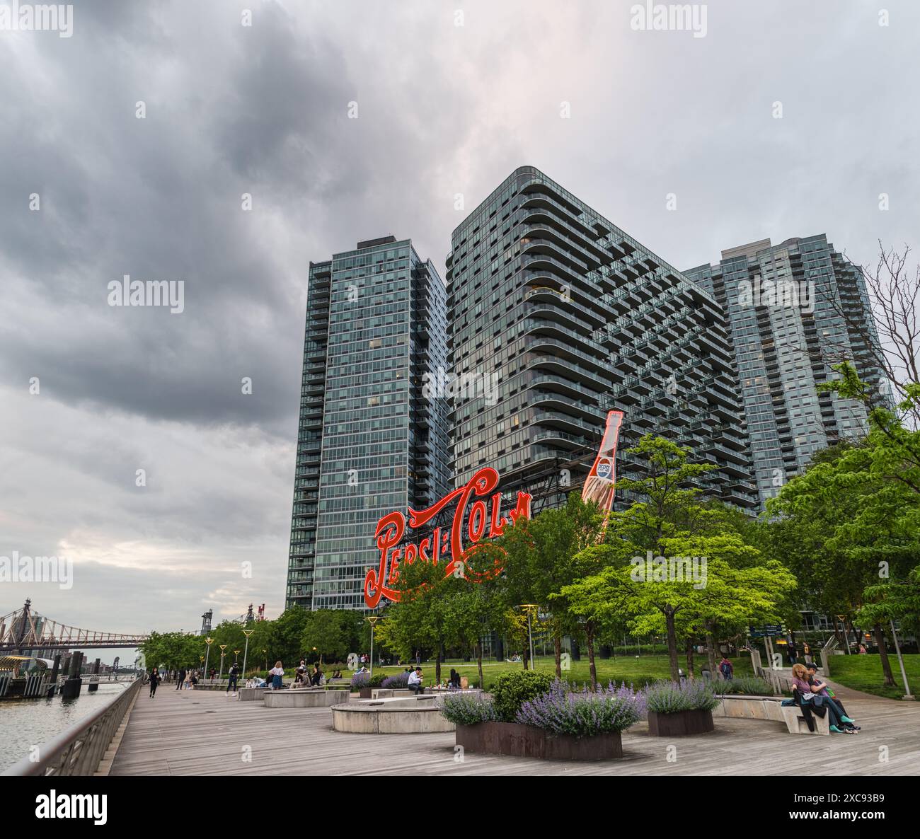 NEW YORK CITY, USA - 18. MAI 2024: Das berühmte Pepsi-Cola-Schild am Gantry Plaza State Park in Long Island City, Queens, New York City. Stockfoto