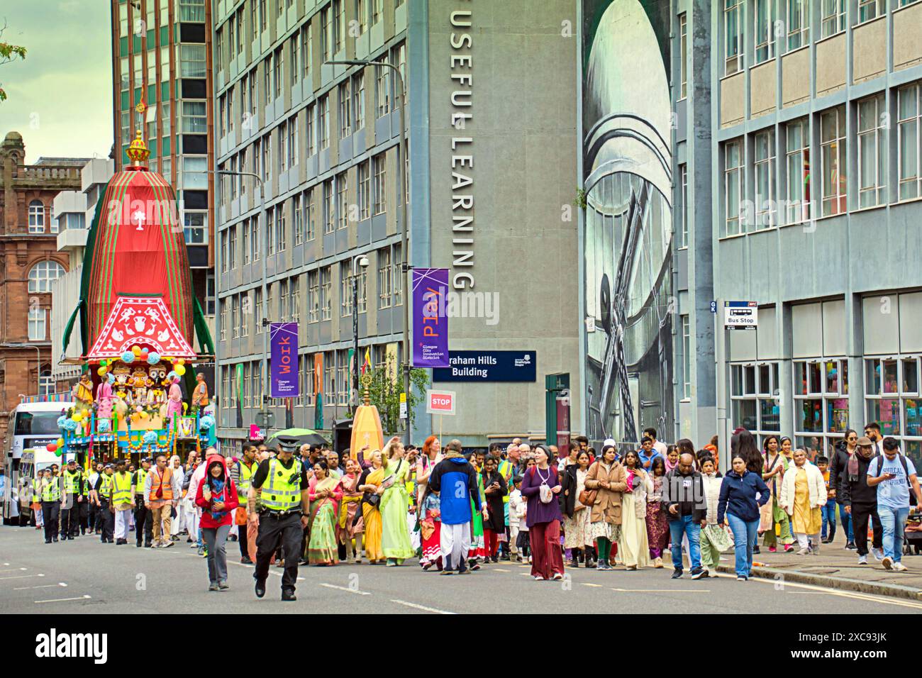 Glasgow, Schottland, Großbritannien. 15. Juni 2024: Rathayatra, Hare Krishna Festival of Chariots, bahnte sich als Prozession durch die Straßen des Stadtzentrums zu kulturellen Veranstaltungen auf Glasgow Green. Credit Gerard Ferry /Alamy Live News Stockfoto Glasgow, Schottland, Großbritannien. 15. Juni 2024: Rathayatra, Hare Krishna Festival of Chariots, bahnte sich als Prozession durch die Straßen des Stadtzentrums zu kulturellen Veranstaltungen auf Glasgow Green. Credit Gerard Ferry /Alamy Live News Stockfoto