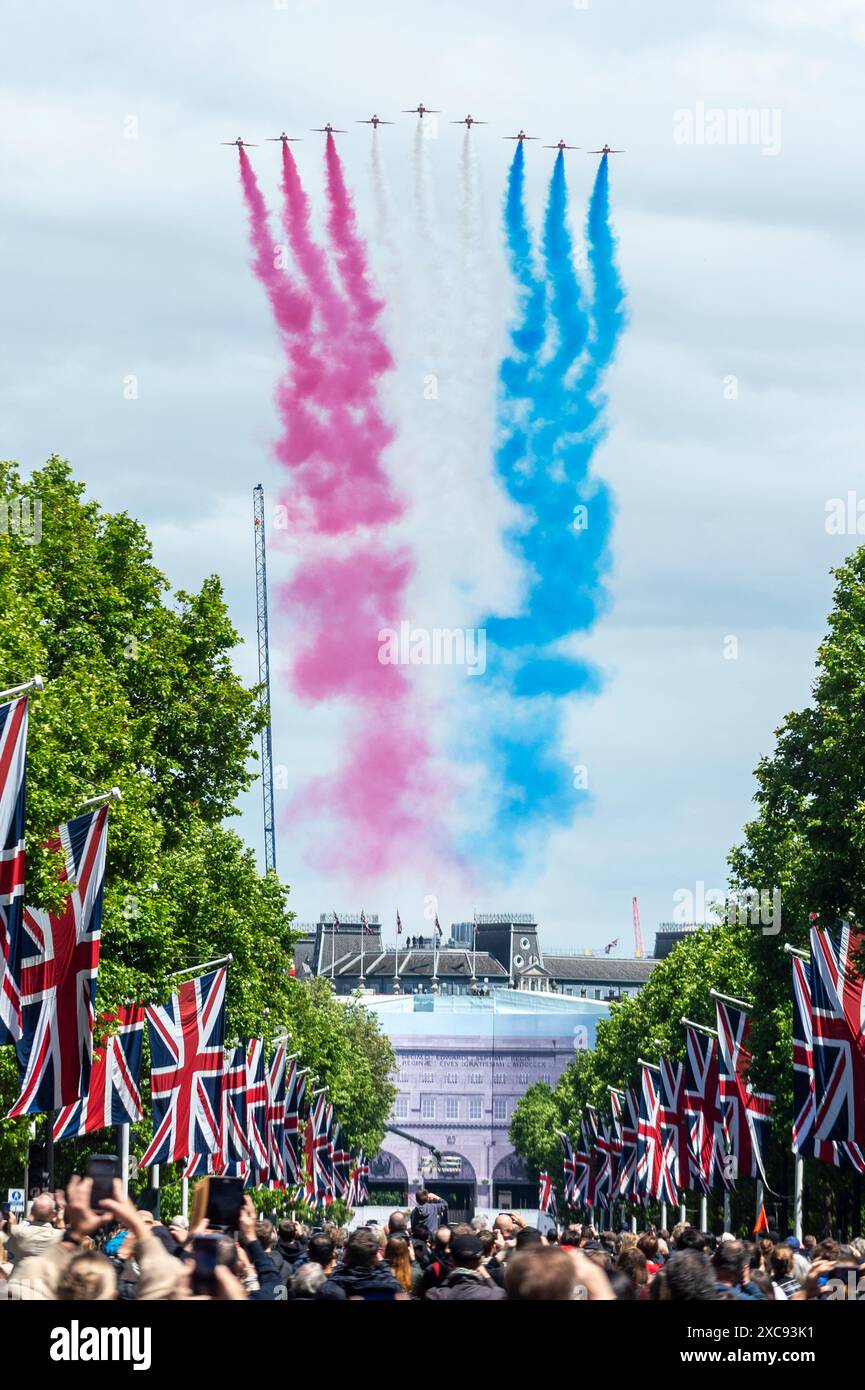 London, Großbritannien. 15. Juni 2024. Nach einem starken Regenschauer blickt die Öffentlichkeit in den Himmel, um den zeremonielle Flug durch die Roten Pfeile hinter Trooping the Colour zu sehen. Mehr als 1.400 Paradesoldaten, 200 Pferde und 400 Musiker nehmen an der Zeremonie von Trooping the Colour (King's Birthday Parade) zum offiziellen Geburtstag des Souveräns Teil. Quelle: Stephen Chung / Alamy Live News Stockfoto