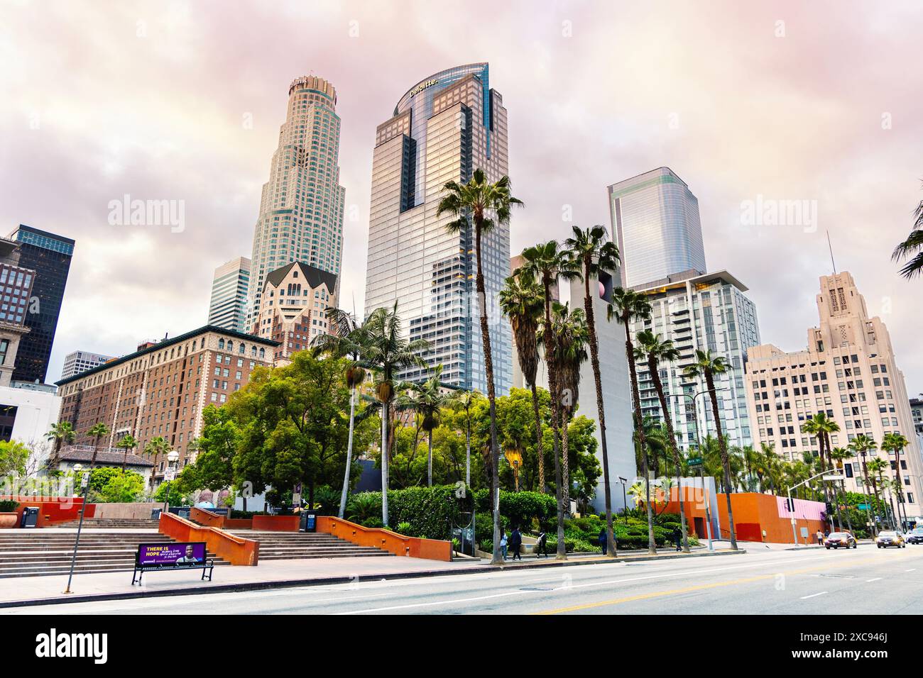 US Bank Tower, Gas Company Tower und umliegende Gebäude in Downtown Los Angeles mit Blick auf den Pershing Square Park, Kalifornien, USA Stockfoto
