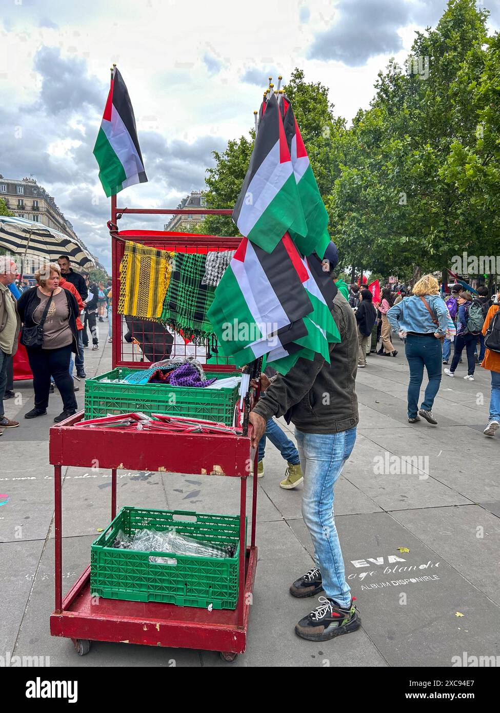 Paris, Frankreich, Menschen, Demonstration auf der Straße, Straßenverkäufer, Verkauf palästinensischer Flaggen (Place de la Republique), öffentliche Proteste, französische Politikabteilung Stockfoto
