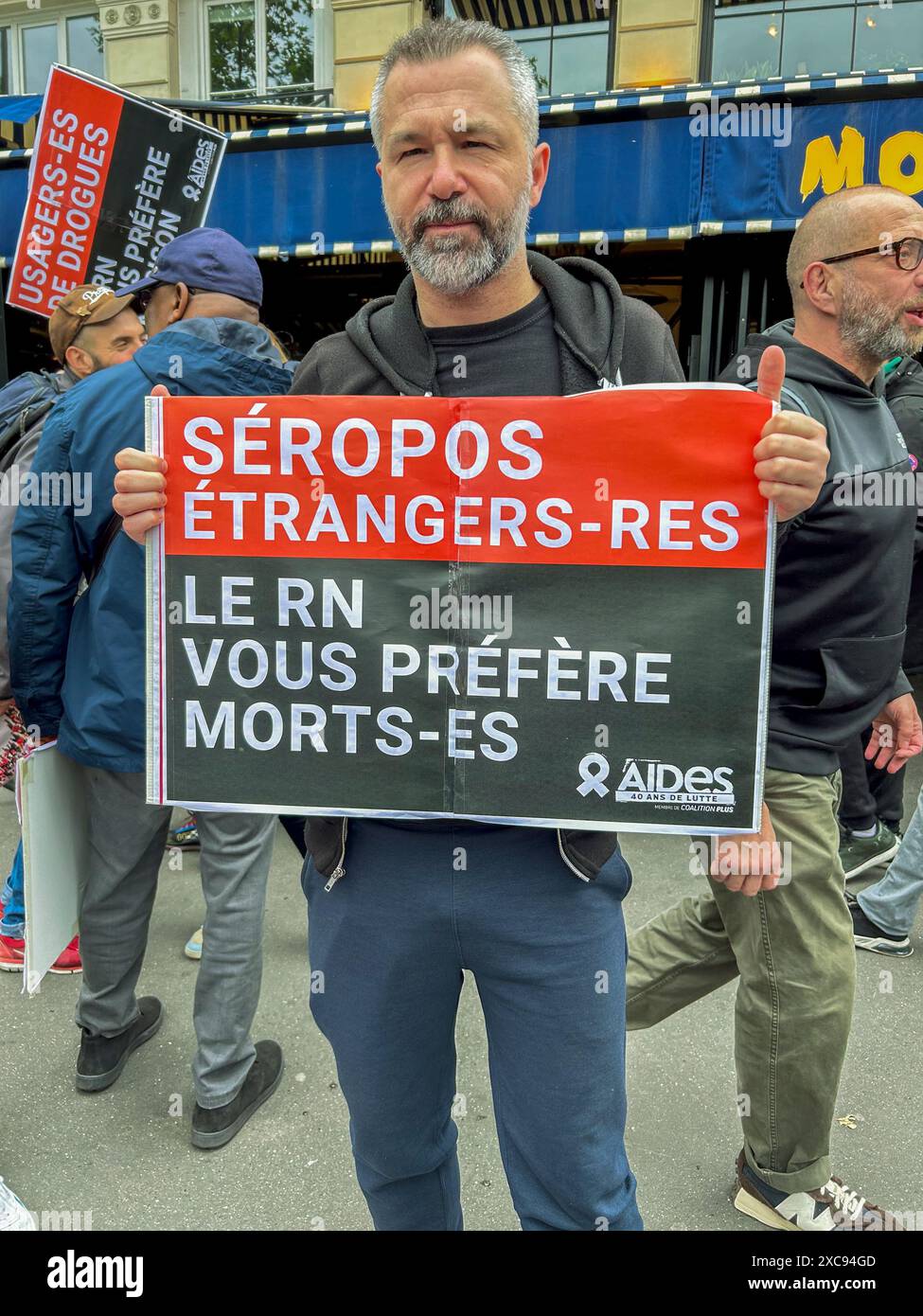 Paris, Frankreich, Portrait, People, Demonstration gegen extreme Rechte, "HELFER" französischer AIDS-HIV-Aktivisten, NGO, die Protestplakate halten, öffentliche Proteste Stockfoto