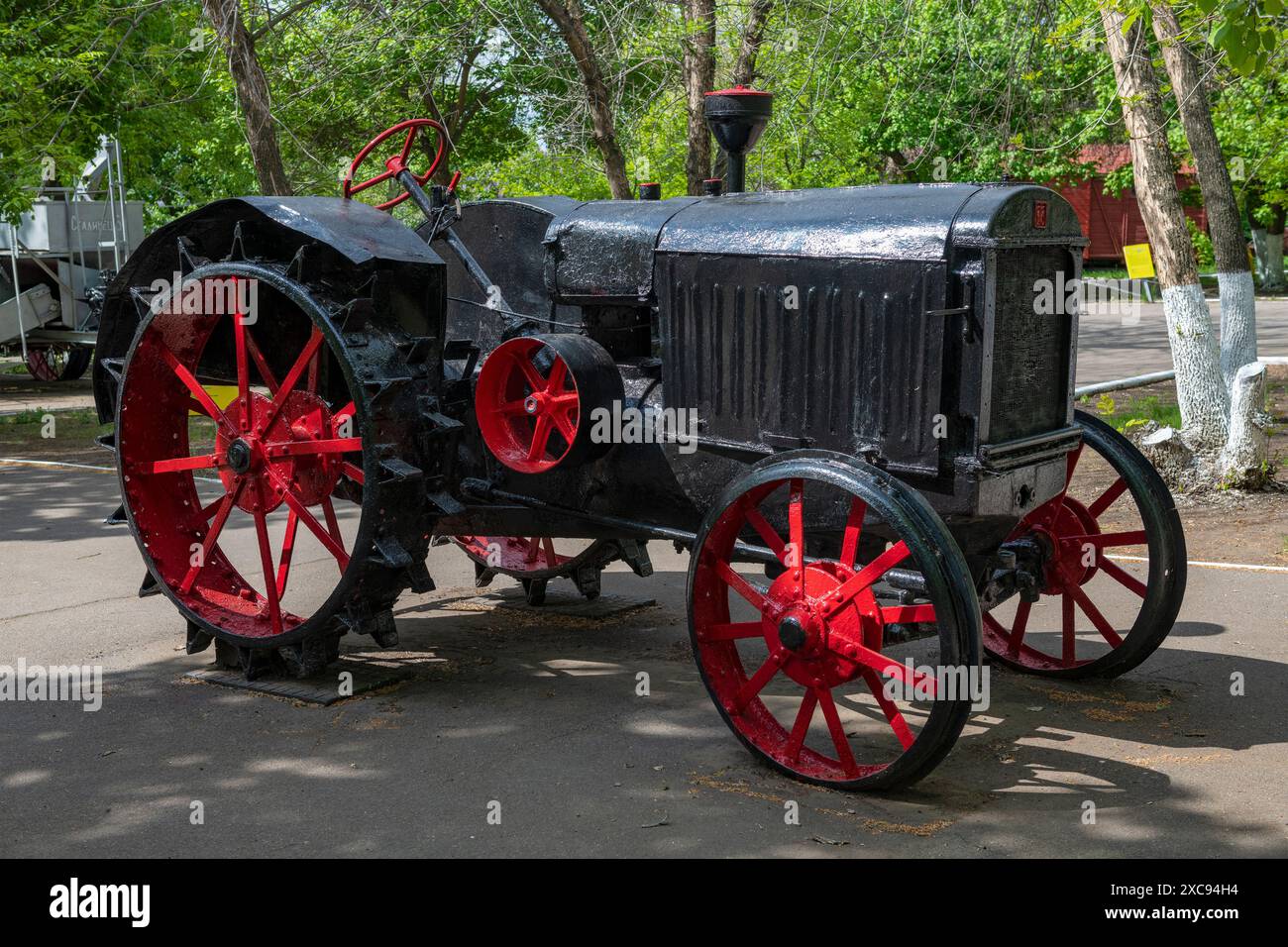 Der alte sowjetische Traktor STZ-15/30 in der Ausstellung des Museums für Militär- und Arbeiterruhm Stockfoto