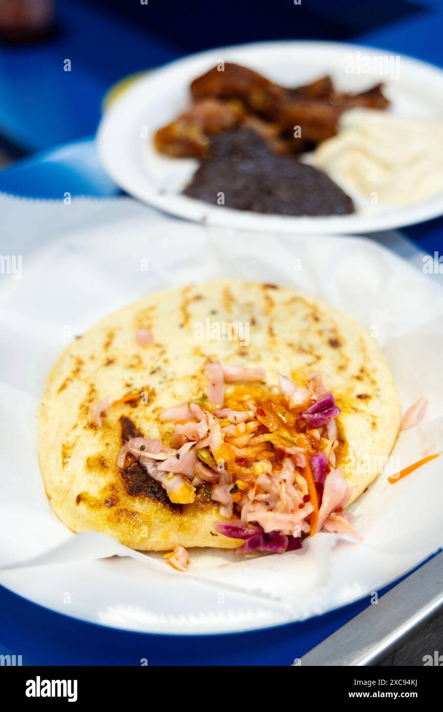 Pupusa in Sarita's Pupuseria, Grand Central Market Food Court, Downtown Los Angeles, Kalifornien, USA Stockfoto