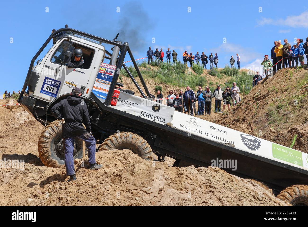 Beyendorf, Deutschland. Juni 2024. Team Truck Trial Reicher fährt mit seinem SK 3553 im Gelände. Am 15.06.2024 finden die ersten Truck Trial 2024 Wettbewerbe im Magdeburg Adventure Park statt. Mehr als 20 Fahrzeuge verschiedener Fabrikmarken mit bis zu 1000 ps werden an der europäischen Truck Trial Championship teilnehmen. Die Teams kommen aus fünf EU-Ländern und werden am Wochenende um wichtige Punkte kämpfen. Quelle: Peter Gercke/dpa-Zentralbild/dpa/Alamy Live News Stockfoto