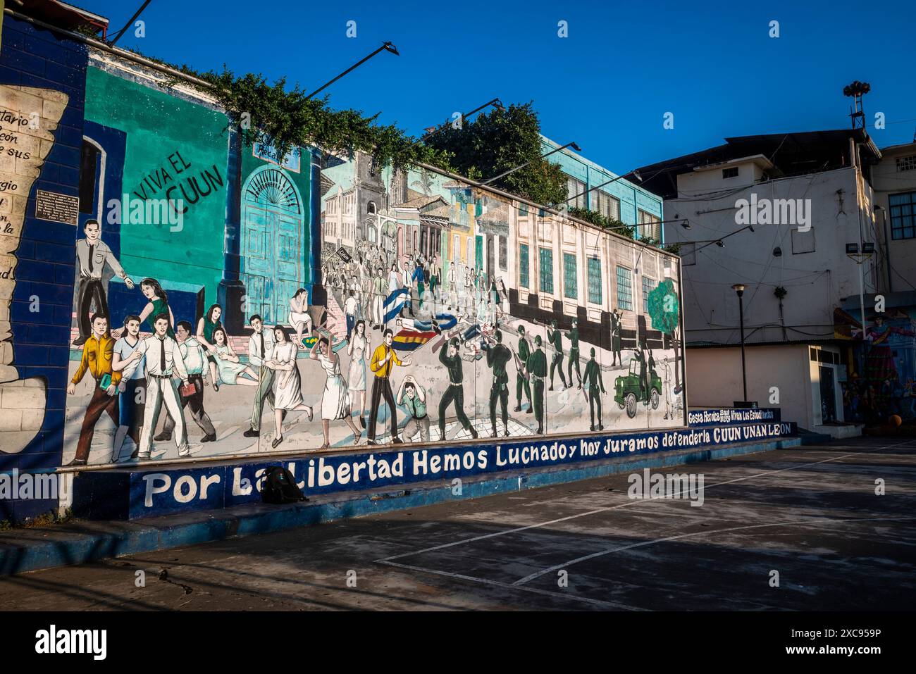 Großes Wandbild mit Szenen aus der nicaraguanischen Geschichte, Leon, Nicaragua Stockfoto