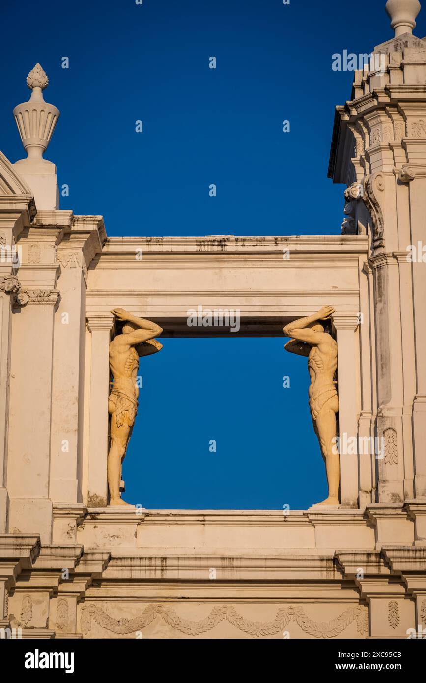 Detail mit einheimischen Figuren auf dem Dach der Kathedrale von Leon, die zum UNESCO-Weltkulturerbe gehört und im 18. Jahrhundert in einem spanischen Barock-Kolonialstall erbaut wurde Stockfoto