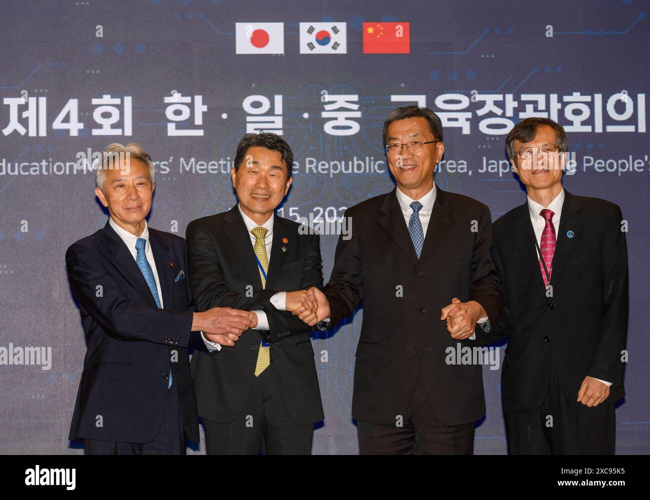 L-R-Minister Moriyama Masahito vom japanischen Ministerium für Bildung, Kultur, Sport, Wissenschaft und Technologie, der stellvertretende Premierminister und Bildungsminister Lee Ju-ho aus Südkorea, der Minister Huai Jinpeng vom chinesischen Bildungsministerium, Generalsekretär Lee Hee-sup des Sekretariats für trilaterale Zusammenarbeit während der Gespräche der Bildungsminister Südkoreas, Japans und Chinas in Seoul. Südkorea, Japan und China hielten am 15. Juni ihre Ministergespräche im Bildungsbereich ab, um die Zusammenarbeit in verwandten Bereichen und die Förderung des Austauschs zwischen Studenten zu erörtern. Die trilateralen Gespräche, Stockfoto