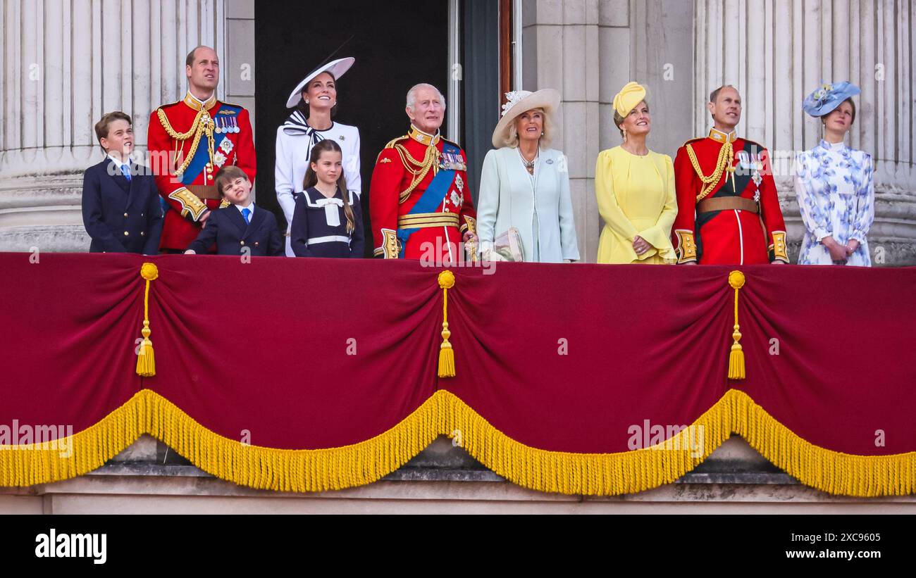 London, Großbritannien. Juni 2024. Die königliche Familie mit König Karl III., Königin Camilla, dem Prinzen und der Prinzessin von Wales und ihren Kindern, Herzog und Herzogin von Edinburgh und anderen Königen auf dem Balkon des Buckingham Palace für den Flug bei Trooping the Colour, dem Königstag. Catherine, die Prinzessin von Wales, macht in diesem Jahr ihren ersten öffentlichen Auftritt. Quelle: Imageplotter/Alamy Live News Stockfoto