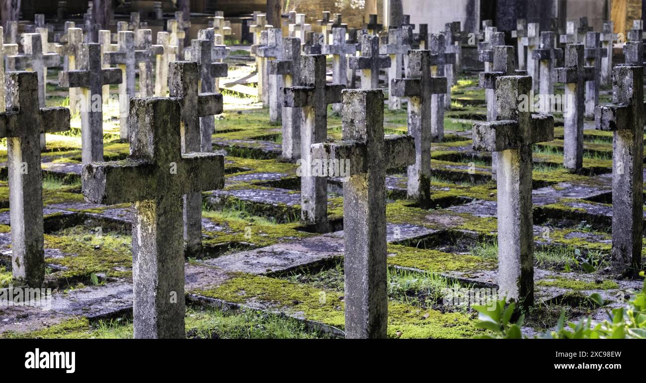 Detail des katholischen Friedhofs in der Stadt, Tod und Erinnerung Stockfoto