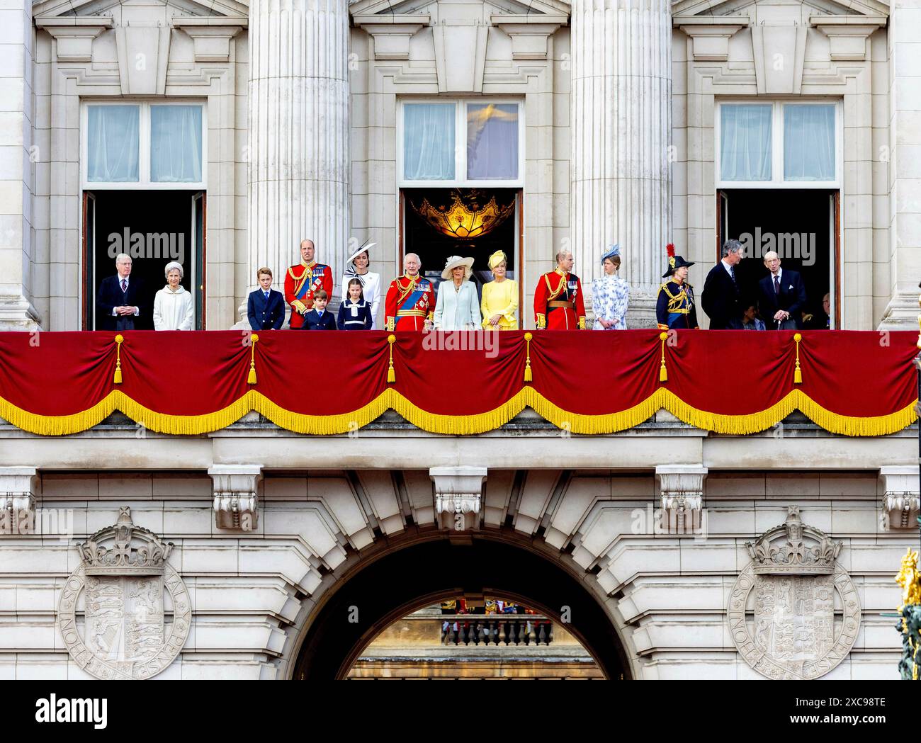 Prinz Richard und Birgitte Duke und Herzogin von Gloucester, König Karl III. Und Camilla, Königin Gemahlin William, Prinz von Wales und Katharina, Prinzessin von Wales Prinz George und Prinzessin Charlotte von Wales und Prinz Louis von Wales, Prinz Edward, Herzog von Edinburgh und Sophie, Dutchess von Edinburgh, Lady Louise, Prinzessin Anne, Prinzessin Royal, Timothy Laurence und Prinz Edward, Duke of Kent am 15. Juni 2024 auf dem Balkon des Buckingham Palace in London, nachdem sie an der Trooping the Colour (The Kings Birthday Parade) teilgenommen hatten Foto: Albert Nieboer/Netherlands OUT/Point de Vue OUT Stockfoto