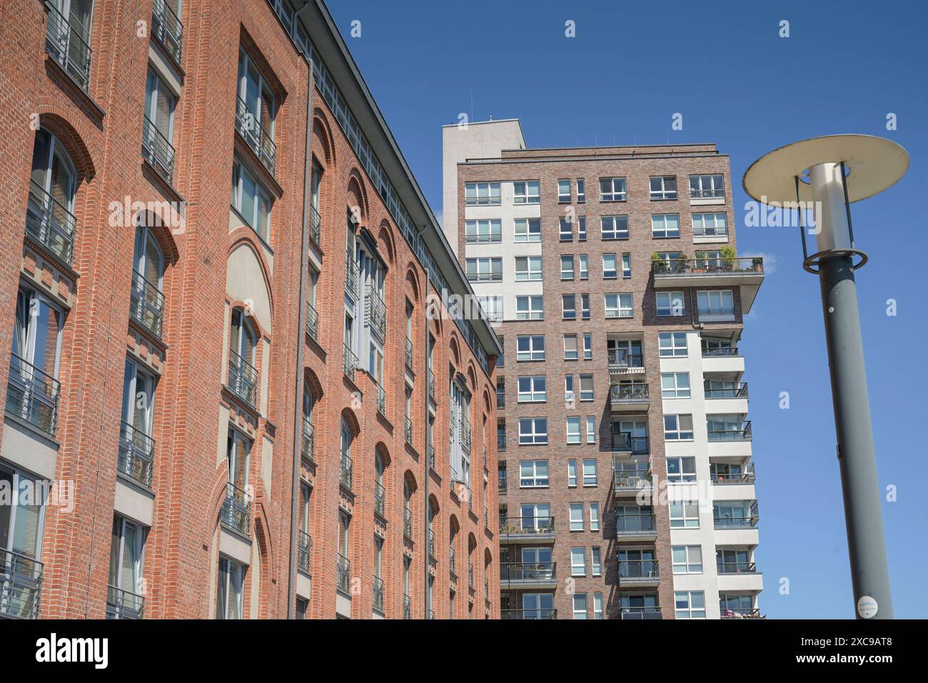 Katharinenhof im Uferpalais, ehemalige Schultheiß-Brauerei, rechts Wohnhochhaus Eiswerderstraße, Wasserstadt Spandau, Hakenfelde, Spandau, Berlin, Deutschland *** Katharinenhof in Uferpalais, ehemalige Schultheiß-Brauerei, rechts Wohnhochhaus Eiswerderstraße, Wasserstadt Spandau, Hakenfelde, Spandau, Berlin, Deutschland Stockfoto