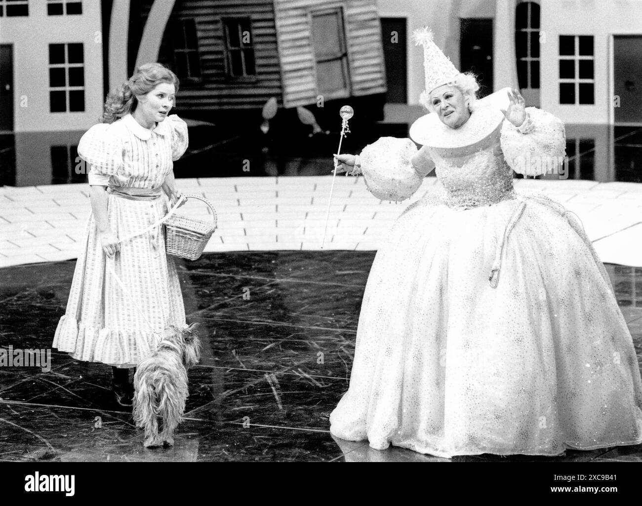 l-r: Imelda Staunton (Dorothy), Dilys Laye (die Hexe des Nordens / die Gute Hexe) mit Millie als Toto in der ZAUBERERIN VON OZ bei der Royal Shakespeare Company (RSC), Barbican Theatre, Barbican Centre, London EC2 17/12/1987 adaptiert von John Kane aus dem Drehbuch nach dem Roman von L. Frank Baum Musik: Harold Arlen Text: E. Y. Harburg Design: Mark Thompson Beleuchtung: Nick Chelton Choreographie: Sheila Falconer Regie: Ian Judge Stockfoto