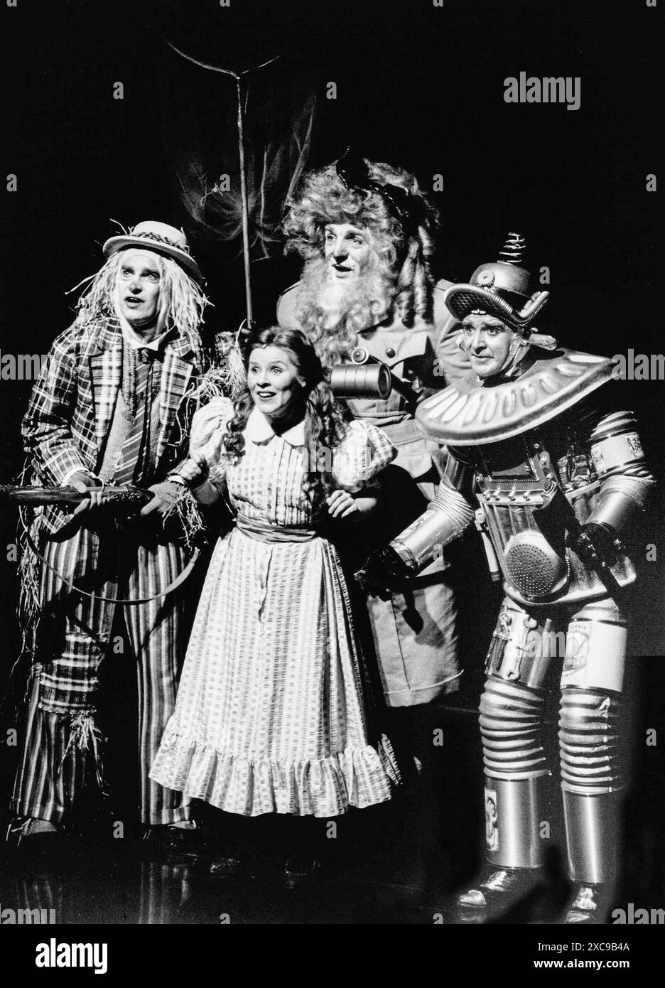 l-r: Paul Greenwood (die Vogelscheuche), Imelda Staunton (Dorothy), Jim Carter (der feige Löwe), John Bowe (der Tinman) im ZAUBERER VON OZ bei der Royal Shakespeare Company (RSC), Barbican Theatre, Barbican Centre, London EC2 17/12/1987 adaptiert von John Kane aus dem Drehbuch nach dem Roman von L. Frank Baum Musik: Harold Arlen Text: E. Y. Harburg Design: Mark Thompson Beleuchtung: Nick Chelton Choreographie: Sheila Falconer Regie: Ian Judge Stockfoto