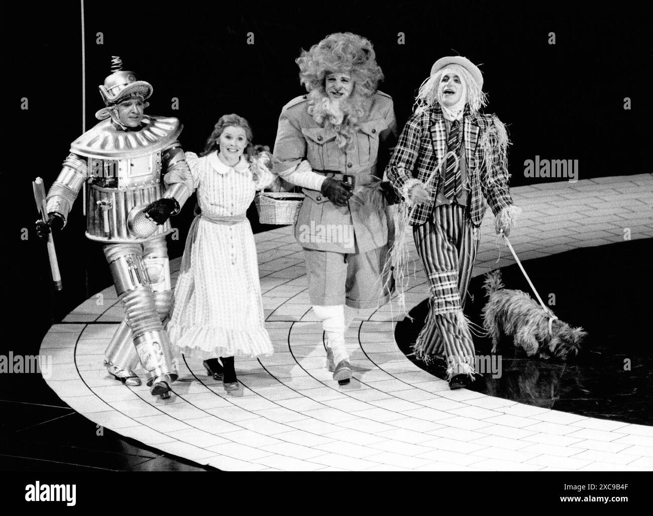 l-r: John Bowe (der Tinman), Imelda Staunton (Dorothy), Jim Carter (der feige Löwe), Paul Greenwood (die Vogelscheuche) und Millie (Toto) im ZAUBERER VON OZ bei der Royal Shakespeare Company (RSC), Barbican Theatre, Barbican Centre, London EC2 17/12/1987 adaptiert von John Kane aus dem Drehbuch nach dem Roman von L. Frank Baum Musik: Harold Arlen Text: E. Y. Harburg Design: Mark Thompson Beleuchtung: Nick Chelton Choreographie: Sheila Falconer Regie: Ian Judge Stockfoto