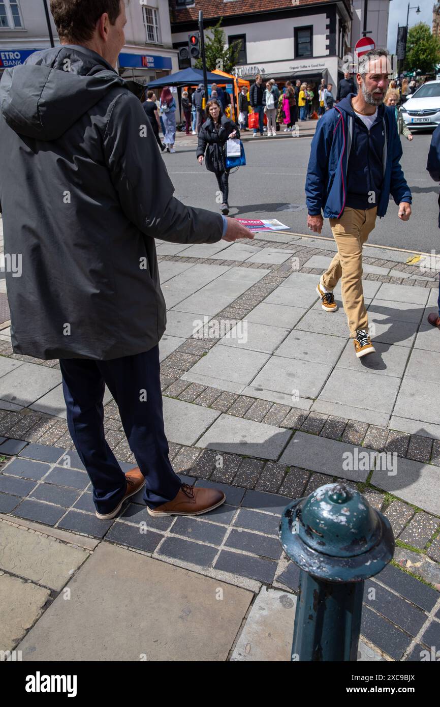 Epsom Surrey, Großbritannien, 15. Juni 2024.Lbour Kandidat für Epsom und Ewell Mark Todd, verteilt Flugblätter an potenzielle Wähler auf der Epsom High Street. Quelle: James Willoughby/Alamy Live News Stockfoto