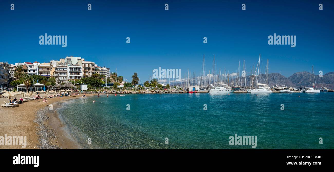 Strand über dem Mirambelo Golf in der Stadt Agios Nikolaos, Meer von Kreta, Ostkreta, Griechenland Stockfoto